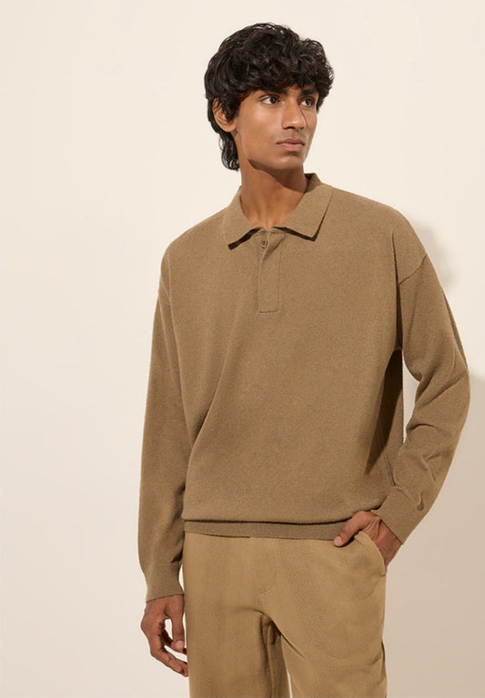 Classic polo collar with button closure